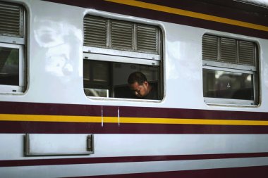 Kimliği belirsiz turist trende bekliyor