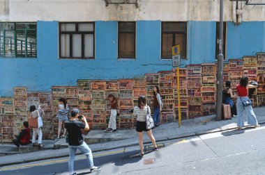 Turistler duvarda grafiti ile fotoğraf çekmek