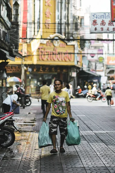 Man walking at Yaowarat(Chinatown) — Stock Photo, Image