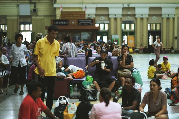 Passagerare som väntar ett tåg på Bangkok Railway Station — Stockfoto