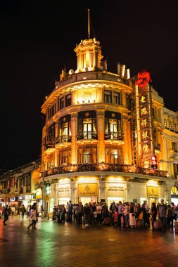 İnsanlar Lao Feng Xiang Kuyumcu dükkanı yakınında yürüyüş