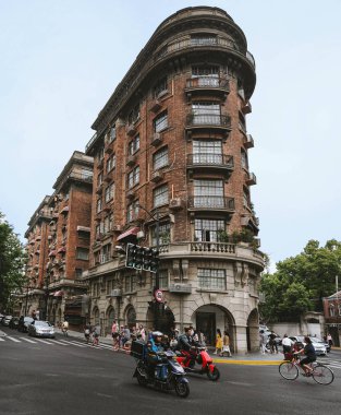 Wukang Binası'nda yürüyen insanlar