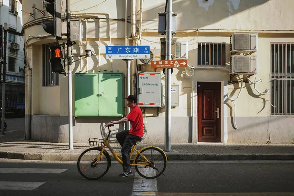 老人在广东路上骑自行车 — 图库照片