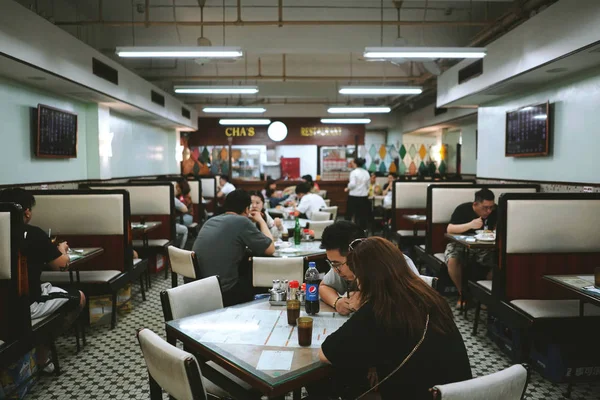 Οι άνθρωποι τρώνε κινέζικο φαγητό — Φωτογραφία Αρχείου
