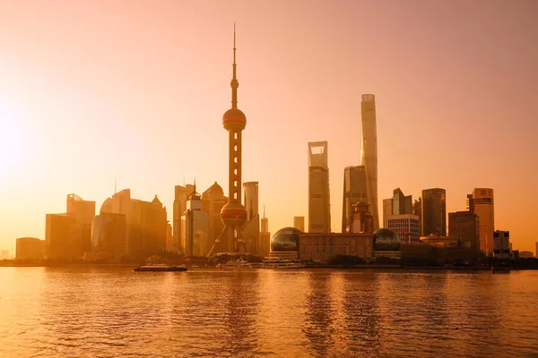 Shanghai skyline and Huangpu river with sunrise glow — Stock Photo, Image