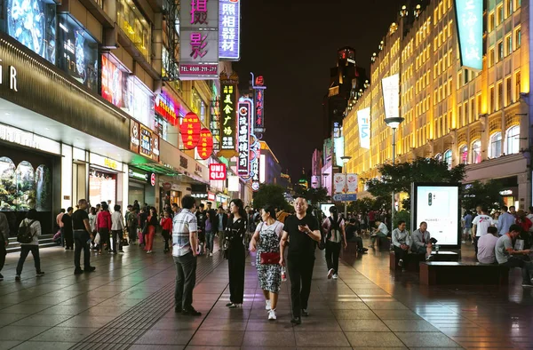 Människor som går på Nanjing Road på natten i Shanghai — Stockfoto