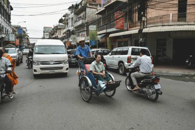 Markete yakın yolda insanlar