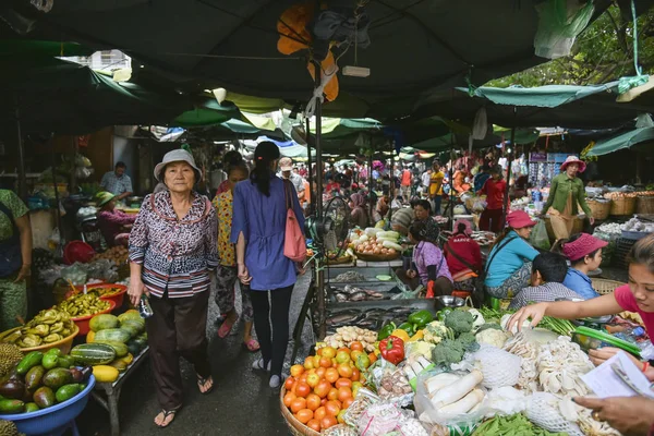 Pessoas no mercado em Phnom Penh — Fotografia de Stock