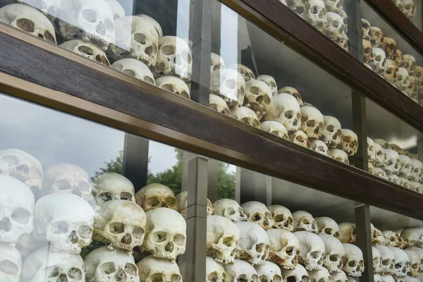 Human skulls of victims of the Khmer Rouge — Stock Photo, Image