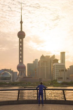 The Bund 'da tanımlanamayan adam egzozu