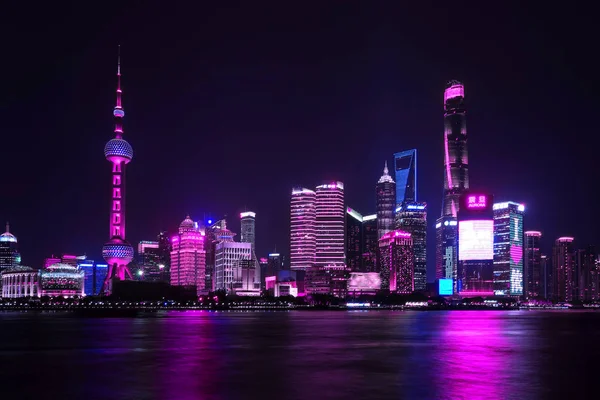 Пейзаж Шанхая и реки Хуанпу ночью — стоковое фото