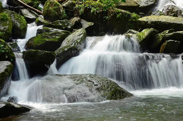 Gros plan sur la cascade en Thaïlande — Photo