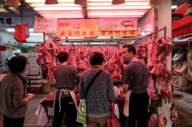 Kuzey Noktası, HONG KONG - 30 Mart 2018: Hong Kong 'un North Point bölgesindeki yerel pazarda taze et satan kasaplar.