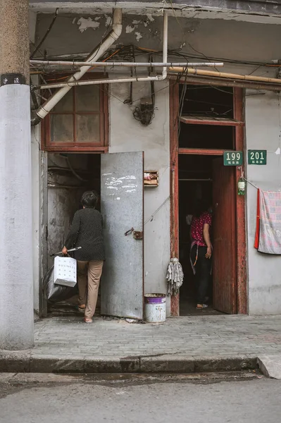 Shanghai China May 2019 Unidentified Women Walking Front House Liaoning — Stock Photo, Image