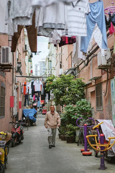 Shanghai Κινα Μαΐου 2019 Άγνωστος Ηλικιωμένος Που Περπατάει Κοντά Στο — Φωτογραφία Αρχείου