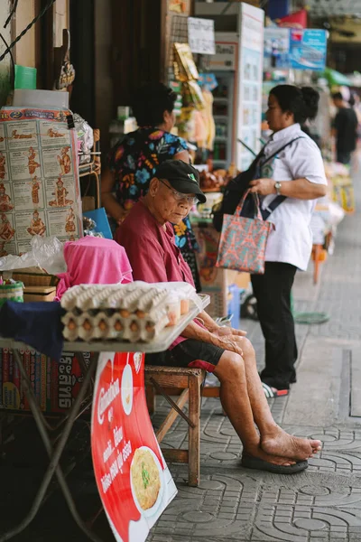 バンコク 2018年10月15日 タイのバンコクにあるプラ ナコーンのナ ロードでお客様を待っている老人 — ストック写真