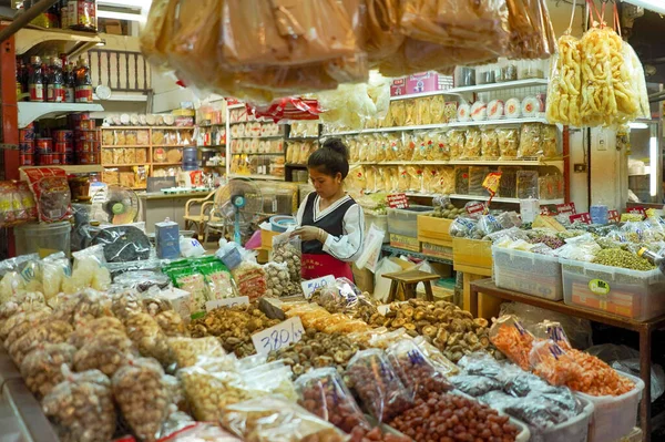 Chinatown Bangkok Tajlandia Październik 2018 Niezidentyfikowana Kobieta Waży Świeżą Żywność — Zdjęcie stockowe