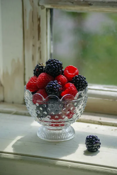 Natürmort rustik tarzı. İki bardak fesleğen limon ve çilek ile yapılan bitkisel limonata.