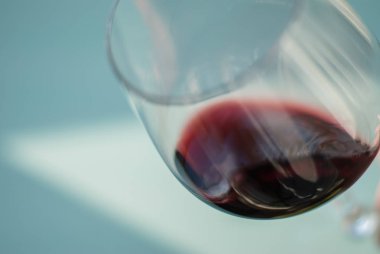 Bir bardak kırmızı şarap, biraz soyut arka plan görüntüsü