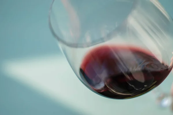 Bir bardak kırmızı şarap, biraz soyut arka plan görüntüsü