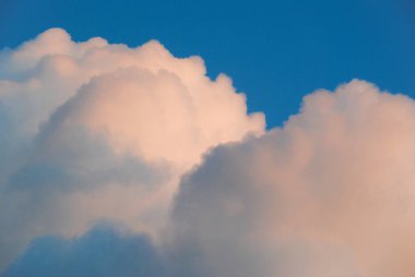 Mavi gökyüzünde kümülüs bulutları