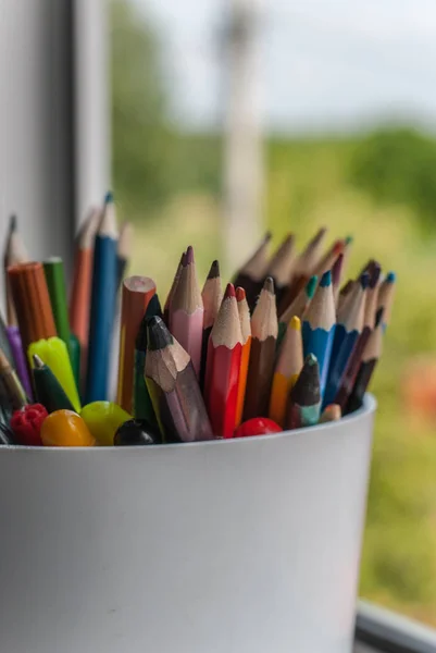 Çok renkli kalemler, keçeli kalem, kalem bir tencerede
