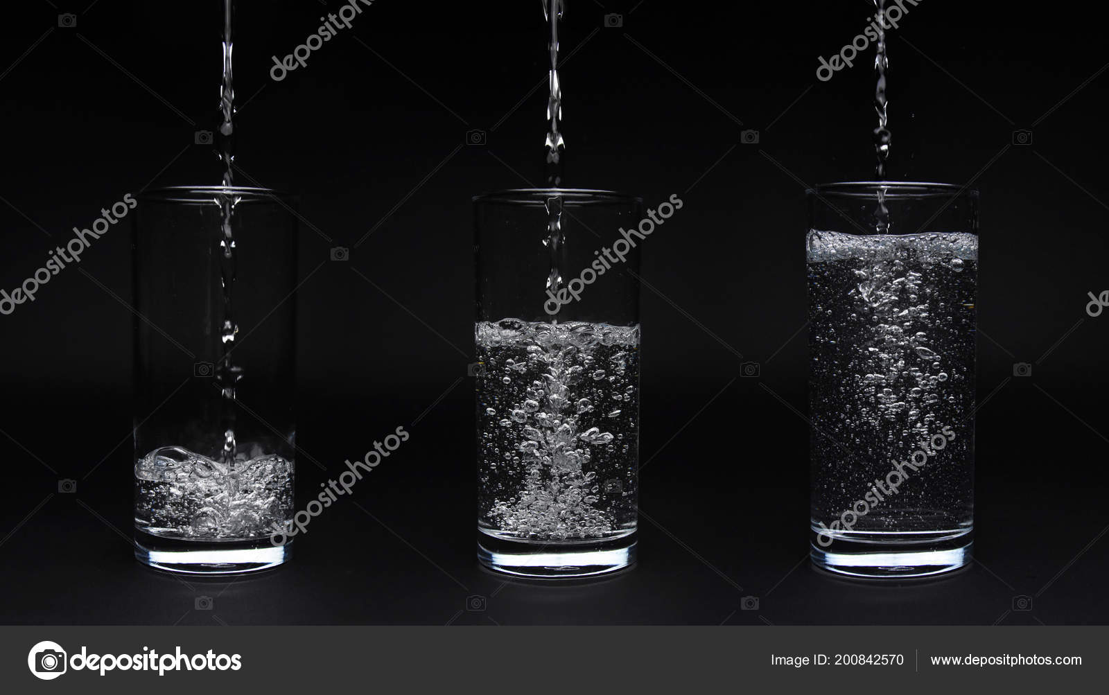 空のコップ一杯の水の分離された黒い背景まで ストック写真 C Manonteravest 空のコップ一杯の水の分離された黒い背景まで ストック写真 C Manonteravest