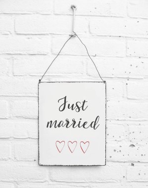 Beyaz tahta sadece çift düğün Tabela metni beyaz tuğla zemin üzerine sevimli kırmızı kalpler ile evli