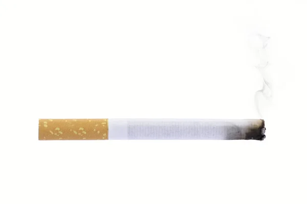 白い背景に分離されたタバコの煙を燃焼 — ストック写真