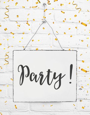 Altın konfeti metal plaka beyaz tuğla arka plan ile metin parti yönetim kurulu