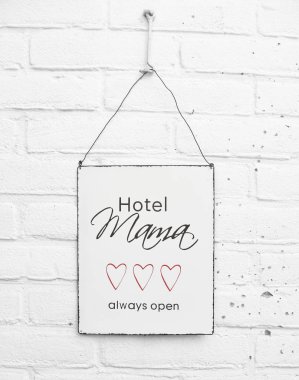 Metin Hotel anne her zaman açın teklif anneler günü afiş kırmızı ile beyaz tuğla arka plan mothersday hediye duyar
