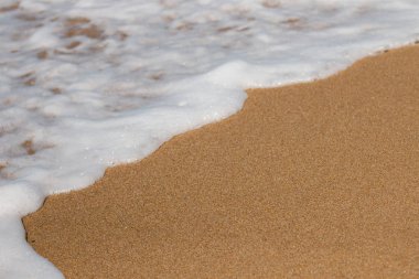 deniz suyu ve altın kum karşılamak