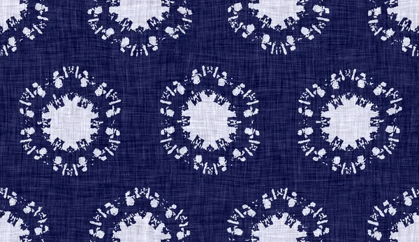 Texture di bandana tinta indaco senza cuciture. Blu scuro tessuto cotone effetto sfondo. Ripetere batik indonesiano resistere modello. Blocco bianco stampato vintage su tutto il tessuto. Indossato stampa panno boho fatto a mano — Foto Stock