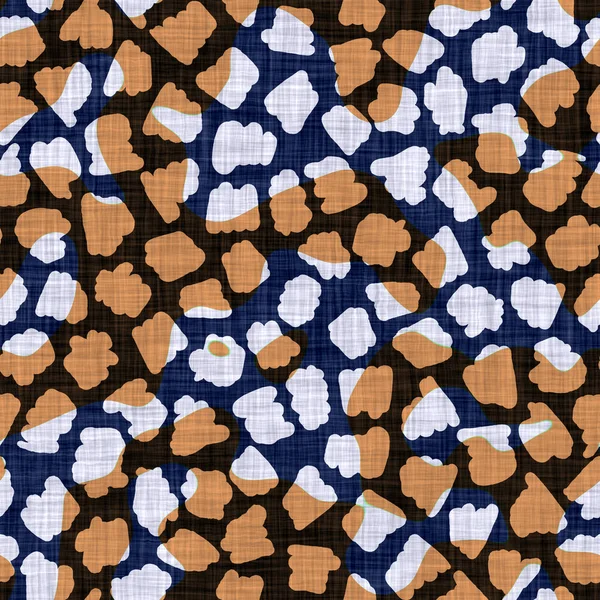 Tekstur bandana indigo tanpa celup. Warna oranye biru menganyam latar belakang efek kapas. Ulangi kamuflase batik Indonesia melawan pola. Noda pewarna gumpalan tumpah di seluruh tekstil. Cetak kain Boho — Stok Foto