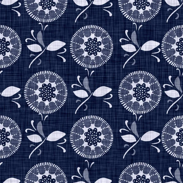 Kusursuz çiçek dokusu. İndigo mavisi örülmüş boro pamuğu boyalı efekt arka planı. Japonlar batik desenleri tekrarlıyor. Blok baskısı çiçek boyası damasyonu. Tüm tekstil Asya 'da. Giysi izi. — Stok fotoğraf