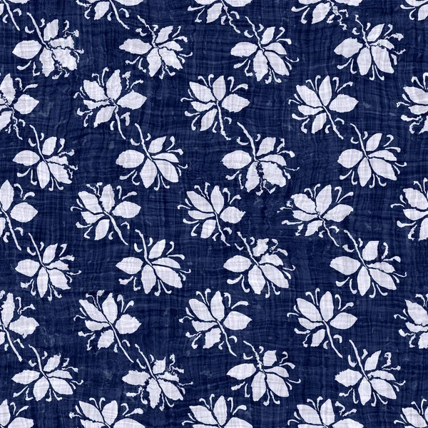 Bezešvé květinové textury. Indigo modrá tkané boro bavlna barvený efekt pozadí. Japonci opakují batikový vzor. Blokovat tisk nouzové barvy květin damašek. Asijské po celém textilu. Opotřebovaný potisk látky — Stock fotografie