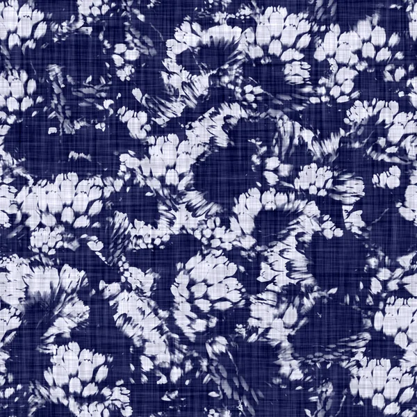 Indigo bleu fleur bloc imprimé damassé texture fond teint. Tissé sans couture répétition japonaise motif batik swatch. Bloc organique floral en coton imprimé en détresse. Asiatique partout textile. — Photo