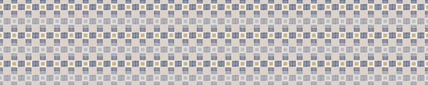 Naadloze geometrische cross grid rand patroon in frans blauw linnen shabby chique stijl. Handgetekende textuur. Lichtneutrale blauwe achtergrond. Interieur zachte inrichting home decor banner. Moderne lint afwerking — Stockvector