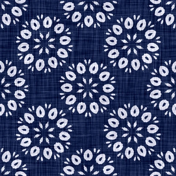 Indigo μπλε λουλούδι μπλοκ εκτύπωσης damask βαμμένο φόντο υφή. Απρόσκοπτη υφαντή ιαπωνική επανάληψη μπατίκ μοτίβο Swatch. Ανθοκομικό οργανικό ύφασμα τυπωμένο σε μπλοκ. Ασιατικό σε όλο το ύφασμα. — Φωτογραφία Αρχείου