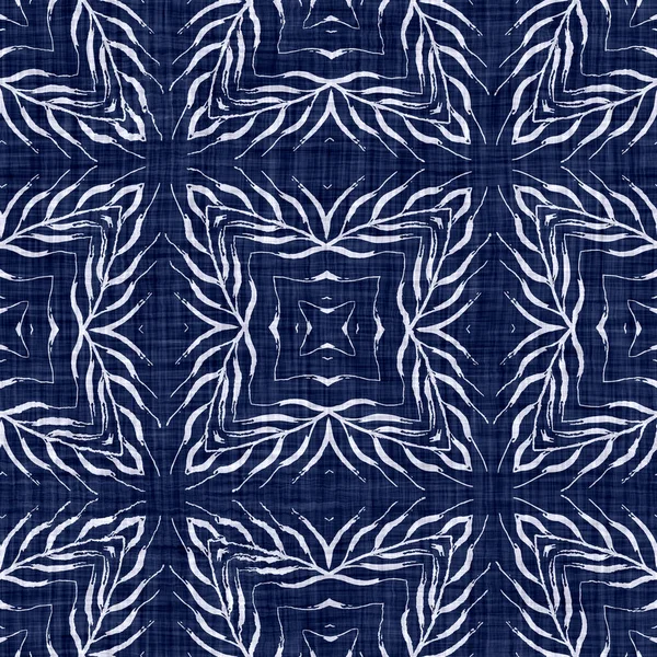 Indigo azul folha bloco impressão damasco tingido fundo textura. Sem costura tecido japonês repetição batik padrão swatch. Enrugado orgânico angustiado tecido de algodão impresso. Asiático allover quimono têxtil . — Fotografia de Stock