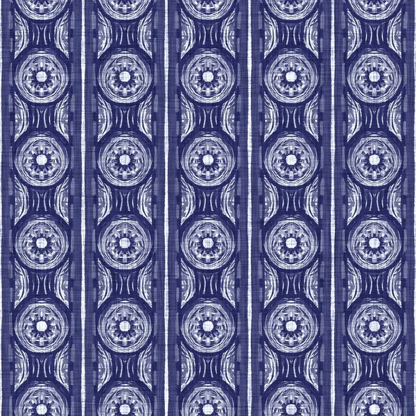 Sömlös indigo tvättad rand konsistens. Blå vävda boro linne bomull färgad effekt bakgrund. Japansk upprepad batik motstår mönster. Asiatiskt randigt över hela textilmönstret. — Stockfoto