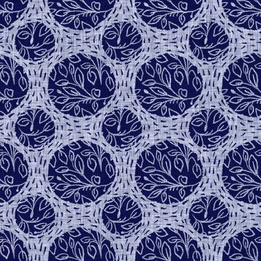 İndigo mavisi çiçek bloğu boyanmış keten desenli arka plan. Kusursuz örülmüş Japonlar batik kumaş örneklerini tekrarlıyorlar. Çiçeksel organik bulanık blok izleri tekstilin her yerinde.