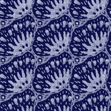 İndigo mavisi çiçek bloğu boyanmış keten desenli arka plan. Kusursuz örülmüş Japonlar batik kumaş örneklerini tekrarlıyorlar. Çiçeksel organik bulanık blok izleri tekstilin her yerinde.