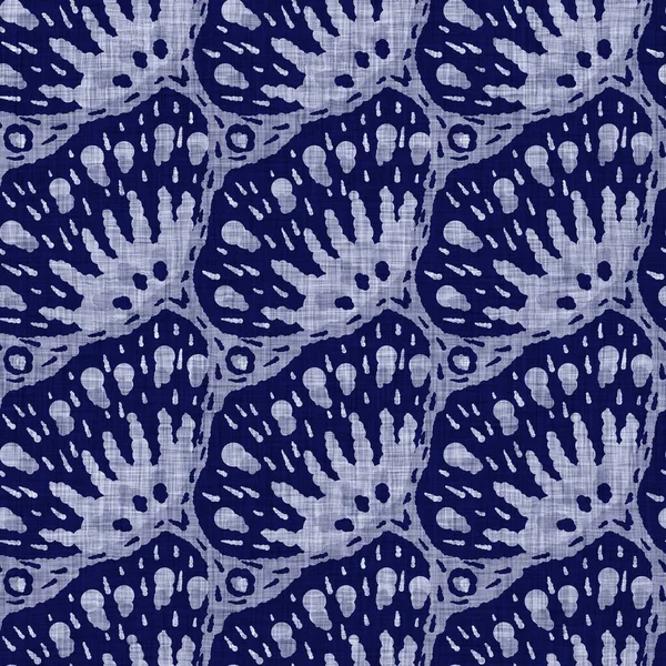 İndigo mavisi çiçek bloğu boyanmış keten desenli arka plan. Kusursuz örülmüş Japonlar batik kumaş örneklerini tekrarlıyorlar. Çiçeksel organik bulanık blok izleri tekstilin her yerinde.