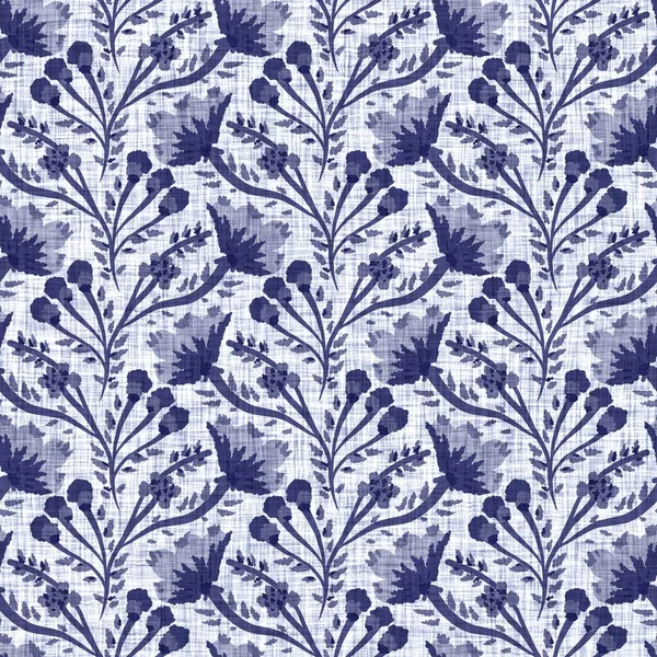 Blok bunga biru indigo mencetak latar tekstur linen yang diwarnai damask. Orang jepang tanpa jahit mengulangi pola biomatik. Floral organik blok tertekan cetak seluruh tekstil. — Stok Foto
