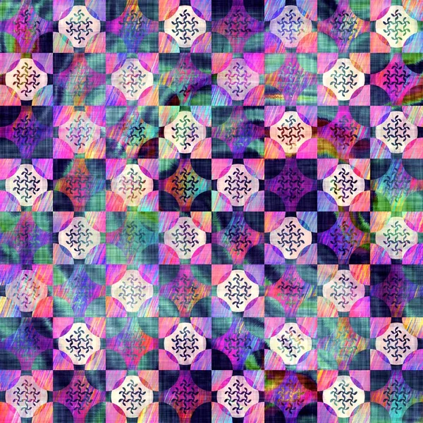 Unscharfe Regenbogen-Glitch-Checktextur Hintergrund. Unregelmäßig blutende Aquarelle färben nahtlose Muster ein. Ombre verzerrten Boho-Batik kariert auf dem ganzen Druck. Bunte trendige Tauchnass-Wirkung. — Stockfoto