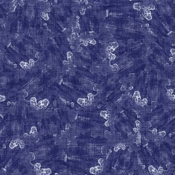 Kusursuz çivit benekli doku. Mavi örülmüş boro pamuk boyalı efekt arka planı. Japonlar batik direncini tekrarlıyor. Sıkıntılı kravat boyası beyazlatıcı. Asya füzyon izin veren kimono tekstili. Giysi izi.