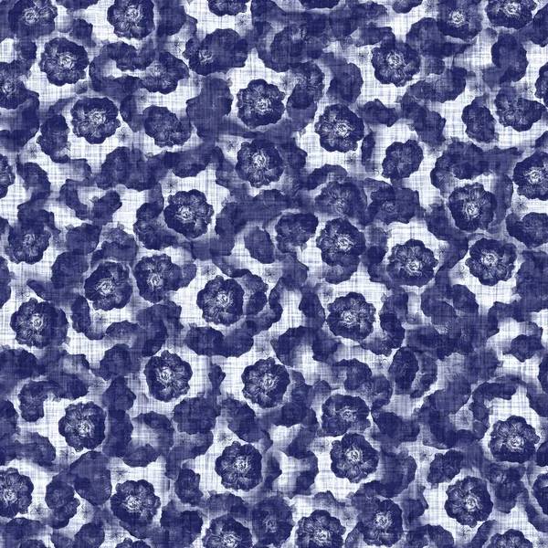 Indigo azul flor bloque impresión damasco teñido de lino textura de fondo. Muestra de patrón batik repetición japonesa tejida sin costura. Estampado en bloque afligido orgánico floral por todo el textil. — Foto de Stock