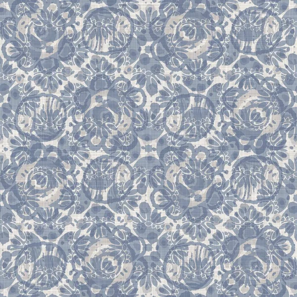 Kusursuz Fransız çiftlik evi ketenleri çiçek desenli kumaş arka planda. Provence mavi gri keten desenli doku. Eski püskü, şık, bulanık bir arka plan. Her yerde tekstil kırsalı var.
