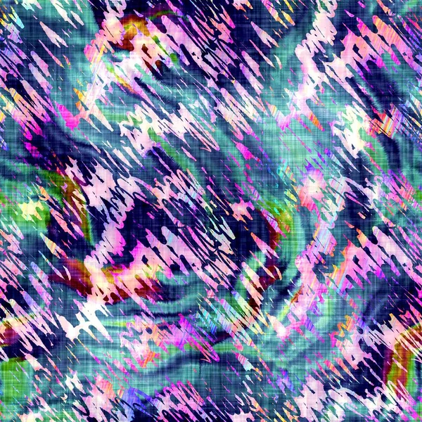 Suddig regnbåge glitch camo konsistens bakgrund. Oregelbunden blödning akvarell slips färgämne sömlöst mönster. Ombre förvrängd boho batik kamouflage över hela tryck. Variegerad trendig doppning våt effekt. — Stockfoto